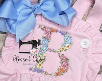 Mädchen-Rüschen-Strampler mit Blumenbuchstaben, Pastell-Rüschen-Sonnenanzug, monogrammierte Babyblase, personalisierter Sonnenanzug, Mädchen-Sommeroutfit,