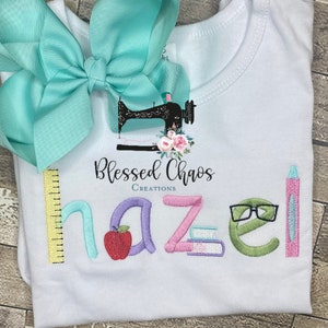 Mädchen zurück in der Schule Namen Shirt, zurück zu Schule Shirt, ersten Tag Outfit, personalisierte Schul Shirt, Mädchen Schul Shirt, Schul Versorgung Shirt