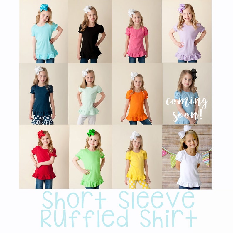 Puede incluir: Un collage de im&aacute;genes que muestra una variedad de camisas de manga corta con volantes para ni&ntilde;as en diferentes colores, incluyendo azul, negro, rosa, lavanda, azul marino, menta, naranja, rojo, verde, amarillo y blanco. Las camisas tienen un dobladillo con volantes y est&aacute;n hechas de una tela suave y c&oacute;moda. El texto "coming soon!" se muestra en el centro del collage.