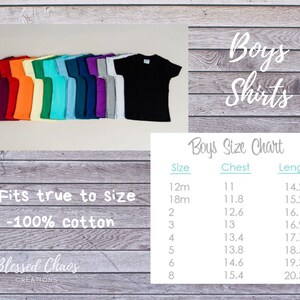 Peut inclure: Un tableau des tailles pour chemises de gar&ccedil;ons, indiquant les mesures de la poitrine et de la longueur en pouces. Le tableau comprend les tailles de 12 mois &agrave; 8 ans. L'image montre &eacute;galement une vari&eacute;t&eacute; de couleurs de t-shirts pour gar&ccedil;ons.