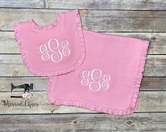 Ensemble à monogramme bavoir à volants pour bébé fille et chiffon pour le rot, cadeau personnalisé pour baby shower, bavoir à volant rose, chiffon pour le rot à volants rose