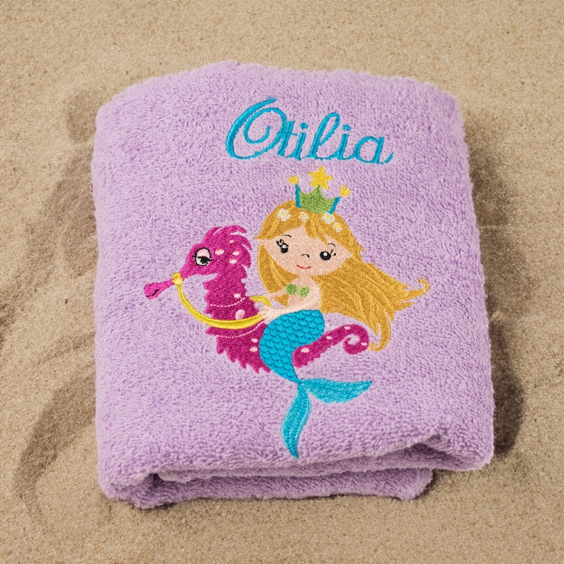 Handtuch bestickt Meerjungfrau mit Wunschname personalisiert Kinderhandtuch Seepferd Seepferdchen Handtuch für Kinder Babyhandtuch flieder