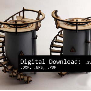 以下が含まれることがあります： 螺旋階段と円形のプラットフォームがついた木製のミニチュアタワー2つ。タワーはグレーで、側面に警告表示があります。デジタルダウンロード：.SVG、.AI、.DXF、.EPS、.PDF