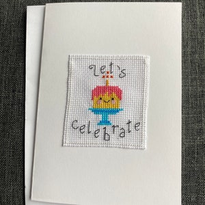 Célébrons la carte d’anniversaire au point de croix, la carte de vœux, faite à la main