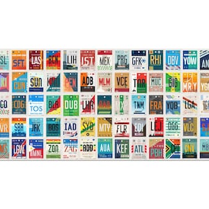 Vintage bureaumat met tag op luchthaven, retro reismuismat