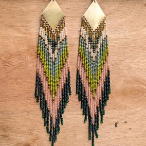 Brincos de contas verdes e rosa com pedras turquesas | 15 cm de comprimento | feitos à mão de forma exclusiva | versão moderna de um estilo clássico | toque da natureza