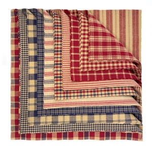 Peut inclure: Une pile de serviettes en tissu pliées dans divers motifs et couleurs. Les serviettes présentent des motifs à carreaux, à rayures et à carreaux rouges, bleus et beiges. Les tissus sont superposés, mettant en valeur les différents motifs et textures.
