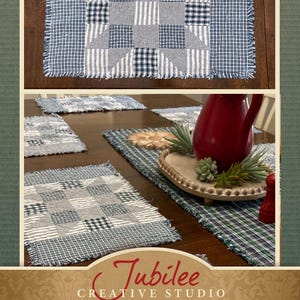 Puede incluir: Un juego de manteles individuales de patchwork azul y blanco con bordes deshilachados. Los manteles individuales están dispuestos sobre una mesa de madera con una jarra roja, una planta verde y una bandeja de madera con cuentas blancas.