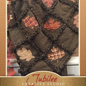 Może przedstawiać: Wzór patchworku z brązowej i czarnej tkaniny z frędzlami. Wzór zawiera projekt jesiennych liści w odcieniach pomarańczowego, brązowego i czerwonego. Tekst "Jubilee Creative Studio" i "Falling Leaves Ragged Throw Pattern" jest wydrukowany na dole obrazu. Tekst "Be still and know that I am God. Psalm 46:10" jest wydrukowany pod nazwą wzoru.