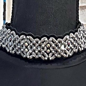 Colliers brodés de 25 cm (10 po.) pour robes occultantes et entre les robes. Le délai de livraison est pour UN produit seulement.