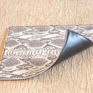 FORMBARES POCKET EMPTY flach aus echtem Leder mit Metallkern. 30% REDUZIERT
