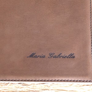 Personalisierte FORMBARE POCKET EMPTY-Wohnung aus echtem Leder mit Metallkern.