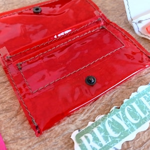 Handgefertigte, recycelte Tabaktasche aus PVC