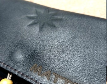 Porte-papier à tabac personnalisé en cuir véritable Canapart, fabriqué à la main Made in Salento ! Noir