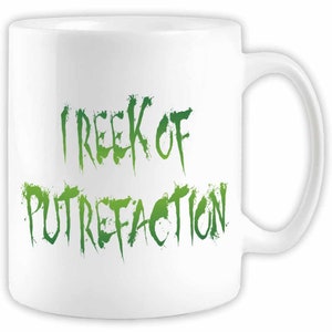Puede incluir: Taza de café de cerámica blanca con un diseño verde y blanco que dice "I reek of putrefaction".