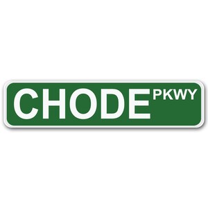 Puede incluir: Señal de calle verde con texto blanco que dice "CHODE PKWY".