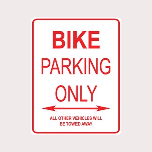 以下が含まれることがあります： 赤文字で「BIKE PARKING ONLY」と書かれた白い看板。左と右に赤い矢印が描かれている。看板には「ALL OTHER VEHICLES WILL BE TOWED AWAY」とも書かれている。