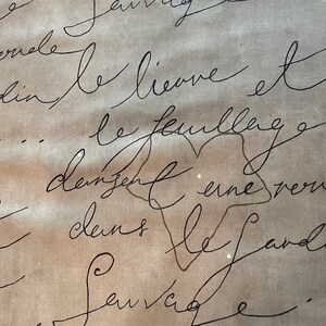 May include: A close-up of a piece of paper with handwritten text in black ink. The text includes the words "le lieave", "le faillage", "dangeht", "clans", and "eine ren".