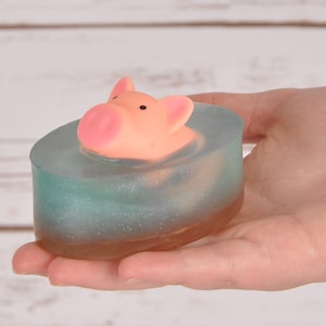 Pig Squeak leksakstvål: Handgjord vårregnsdoftande smält-och-häll-tvål