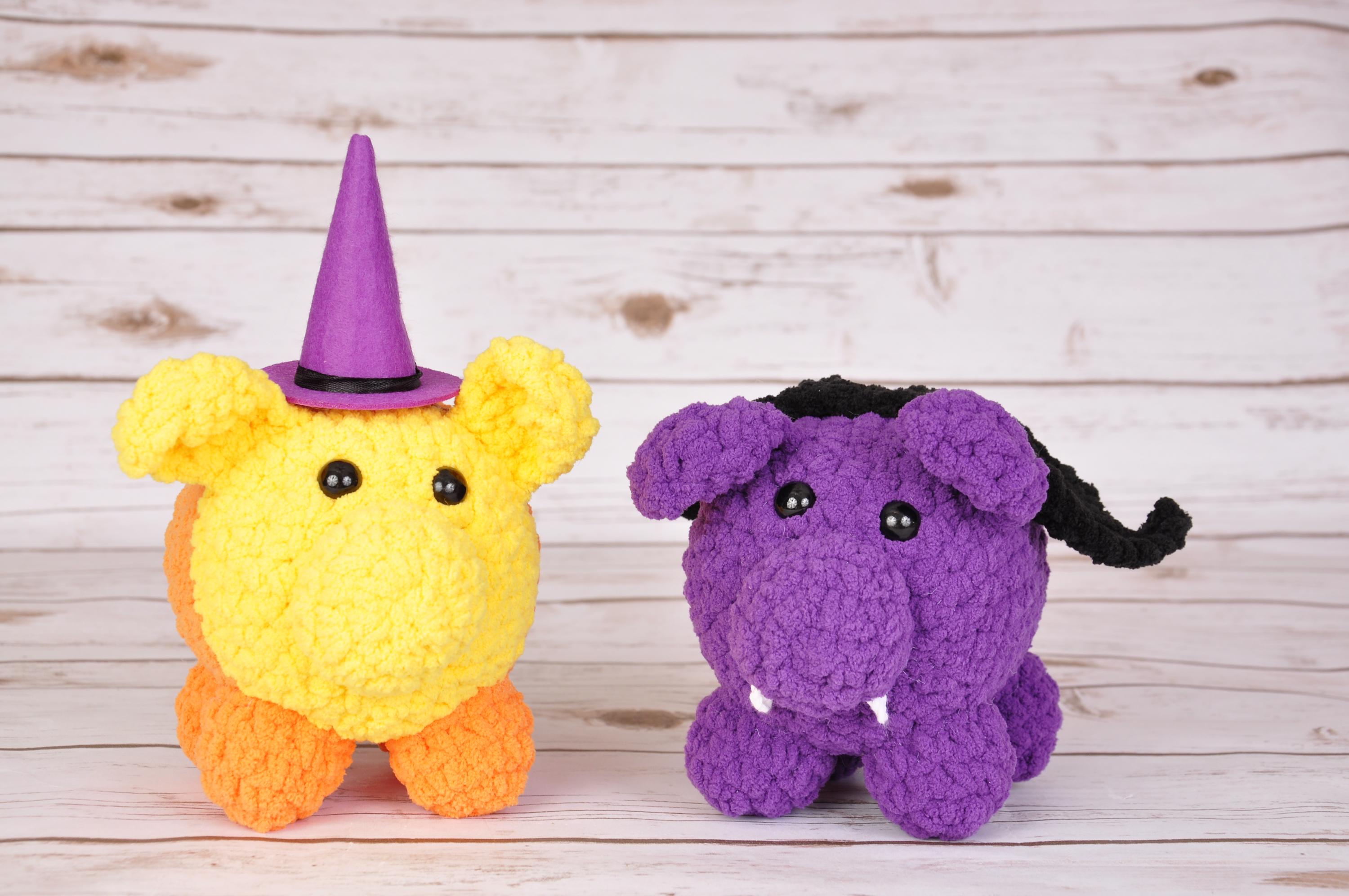 かぎ針編みのキャンディコーンブタとコウモリブタ：手作りのぬいぐるみ