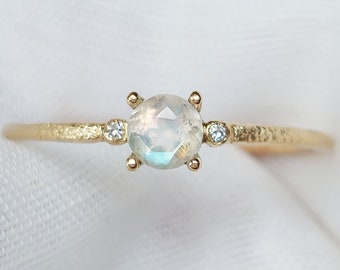 Anello di pietra di luna per le donne, anello di fidanzamento di nozze di pietra di luna d'oro da 9 carati, anello di diamante di pietra di luna delicato, anello di ansia, anello d'oro sostenibile