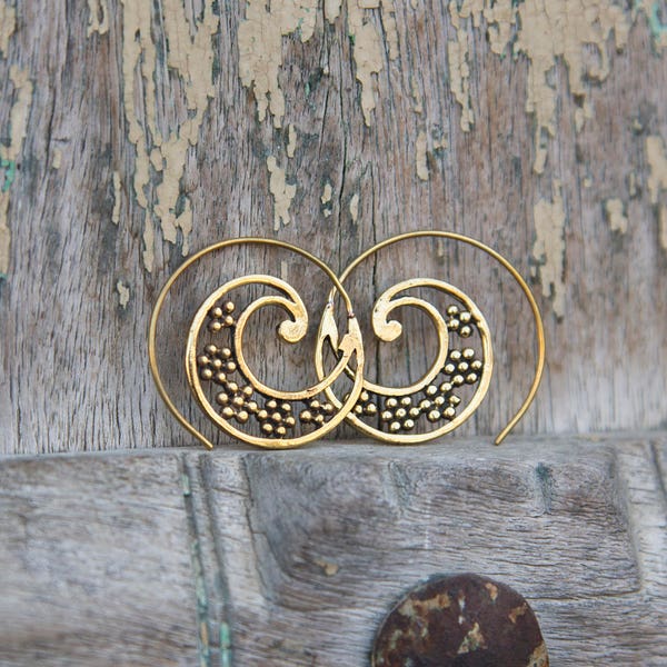 Tribal Spiral Brass Earrings Dots - Boucle d'oreilles créoles spirale en laiton design Modern boho ethnic design dot festival