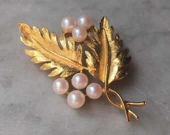 Vintage Brushed Gold Tone Leaves Brooch Pin White Faux Pearl Ball Bead // Wedding Accessory Figural Leaf Signed DFA Costume Estate Jewelry