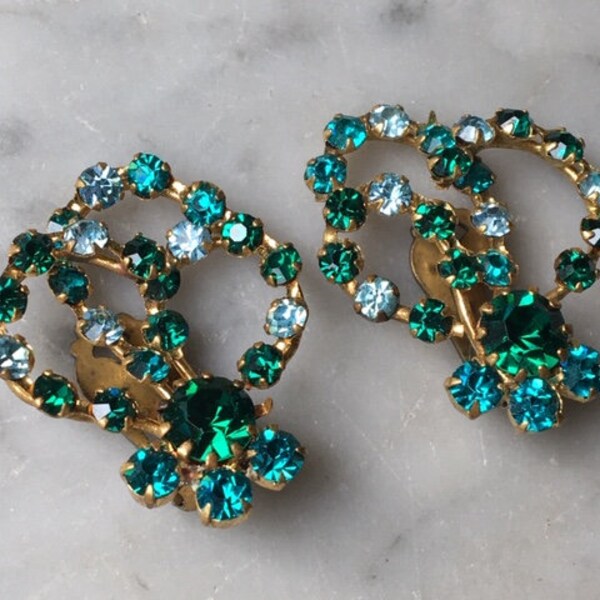 Vintage Austrian Blue Green Rhinestone Swirl Bouquet Clip On Gold Tone Earrings // Teal Aquamarine Crystal Spray Wedding Estate Jewelry