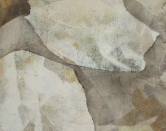 Op de afbeelding: Abstracte mixed media kunstwerk met een neutraal kleurenpalet. De compositie toont overlappende, organische vormen in tinten wit, beige en bruin, waardoor een textuur, gelaagd effect ontstaat. Het kunstwerk roept een gevoel van diepte en subtiele beweging op.