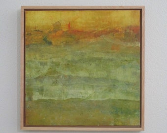 Op de afbeelding: Abstract landschapsschilderij in een vierkante, licht houten lijst. Het kunstwerk toont horizontale kleurstroken, met een verloop van geel en oranje aan de bovenkant, overgaand in groene en olijftinten eronder. Het schilderij heeft een textuur.