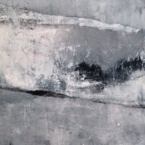 Op de afbeelding: Abstracte mixed media kunstwerk met een getextureerd oppervlak. Het stuk heeft een palet van grijstinten, wit en zwart, met gelaagde penseelstreken en een dynamische compositie. Het kunstwerk roept een gevoel van diepte en beweging op, geschikt voor moderne decoratie.