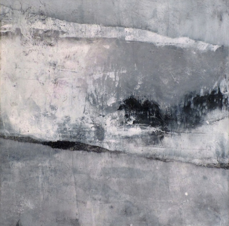 Op de afbeelding: Abstracte mixed media kunstwerk met een getextureerd oppervlak. Het stuk heeft een palet van grijstinten, wit en zwart, met gelaagde penseelstreken en een dynamische compositie. Het kunstwerk roept een gevoel van diepte en beweging op, geschikt voor moderne decoratie.