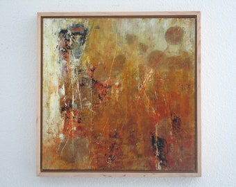 Op de afbeelding: Abstract schilderij in een natuurlijke houten lijst. Het kunstwerk heeft een textuur met een warm kleurenpalet van oker, oranje en bruin, geaccentueerd door witte en zwarte streken. De compositie bevat cirkelvormige en lineaire elementen.