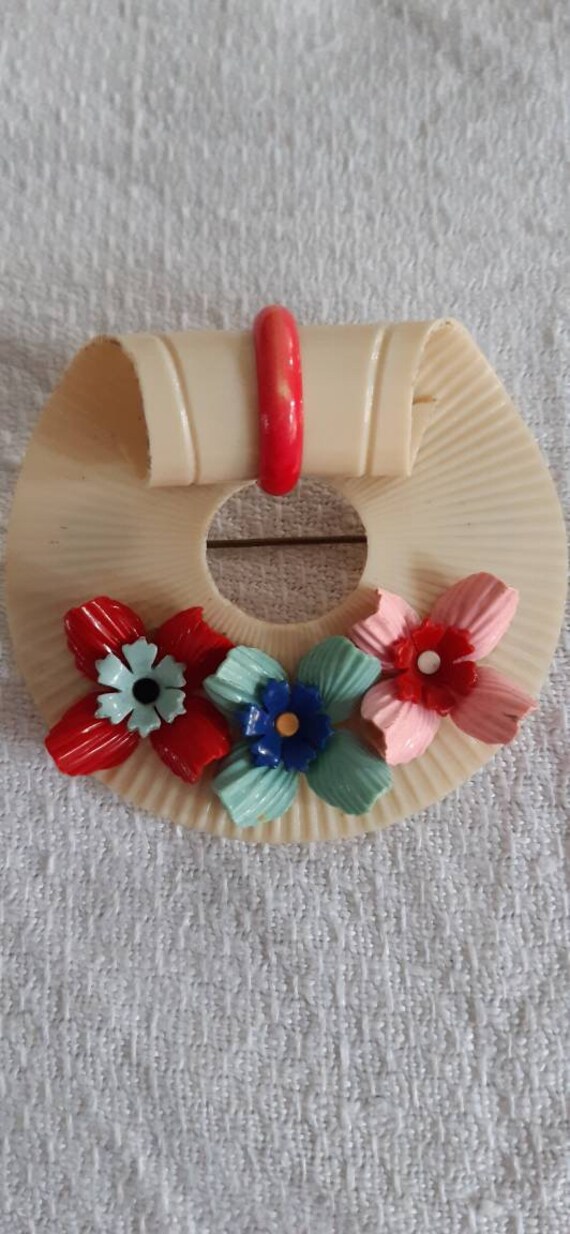 Original 1930s/40s celluloid brooch. Fabulous cond