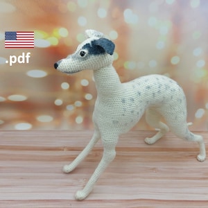 Może przedstawiać: Wzór na szydełku na szarego i białego, cętkowanego psa rasy chart. Wzór jest dostępny jako plik do pobrania w formacie PDF.