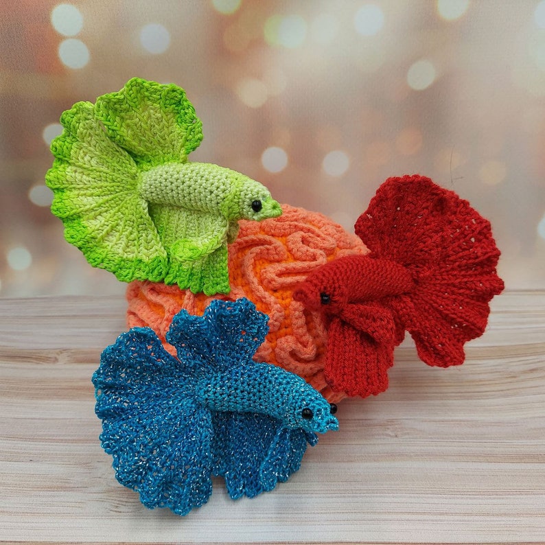 Craft a vibrant decorative aquarium piece with our Siamese Fighting Fish crochet pattern. Perfect for fish and aquarium lovers.