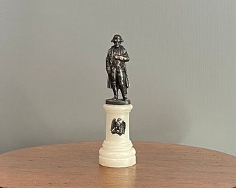 時代を超えたブロンズナポレオンの騎馬像 - 大理石の台座に飾られた