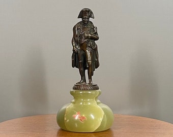 時代を超えたブロンズナポレオンの騎馬像 - 大理石の台座に飾られた