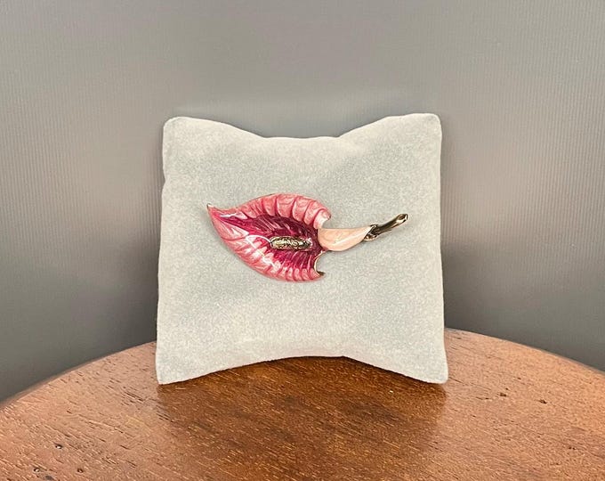 Vintage anthurium flower brooch in pinkish-purple enamel, rare 1950s-1970s floral brooch in gilt metal, 6.5 cm long