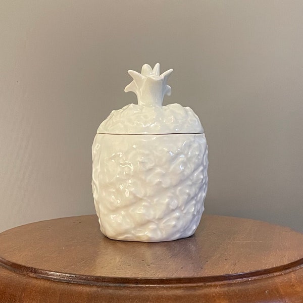 Ancien et rare boite forme ananas en porcelaine blanche 670