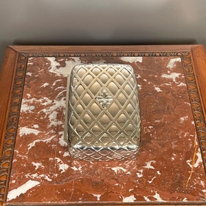 Ancien et rare boîte rectangulaire en métal argenté décor capitonné et fleuri 12 cm