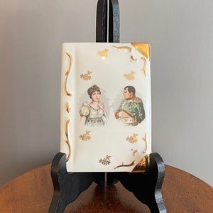 Ancien et rare boite à bijoux en porcelaine de Luxe forme livre décor profil Napoléon Bonaparte et Joséphine de Beauharnais dorure FD 407
