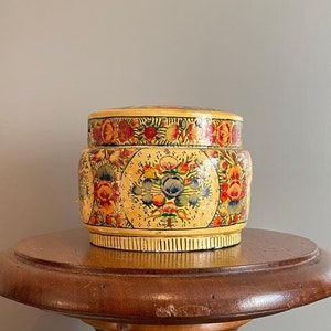 Ancien et rare boite en papier maché ou carton bouilli décor fleuri sur fond jaune fait à la main polychrome 10 cm