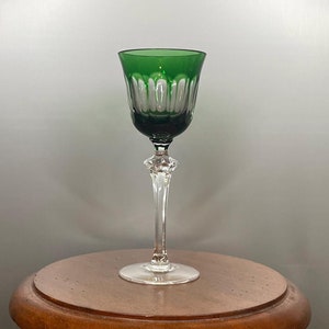 Ancien et rare verre à pied en cristal de Paris vert taillé à facettes fin XX ième siècle Cristal de Paris 21 cm