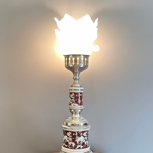 Ancien et rare lampe tulipe en faïence argent 800 décor imprimé chasse à courre rouge et blanc abat-jour verre dépoli poinçonné 800 32 cm