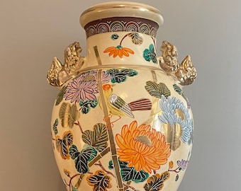 Antiguo y raro jarrón japonés de porcelana Satsuma decorado con bambú y pájaros policromados sobre fondo beige, con dos asas en forma de león, firmado, 32 cm