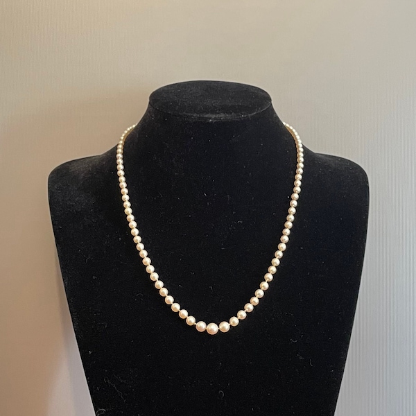 Ancien et rare collier perle de culture en chute fermoir brillant chainette de sécurité or blanc 18 carats poinçon tête d'aigle 50 cm