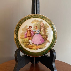 Ancien et rare boite à bijoux ronde en porcelaine de Limoges décor romance verte liseré doré Fragonard GL Limoges France