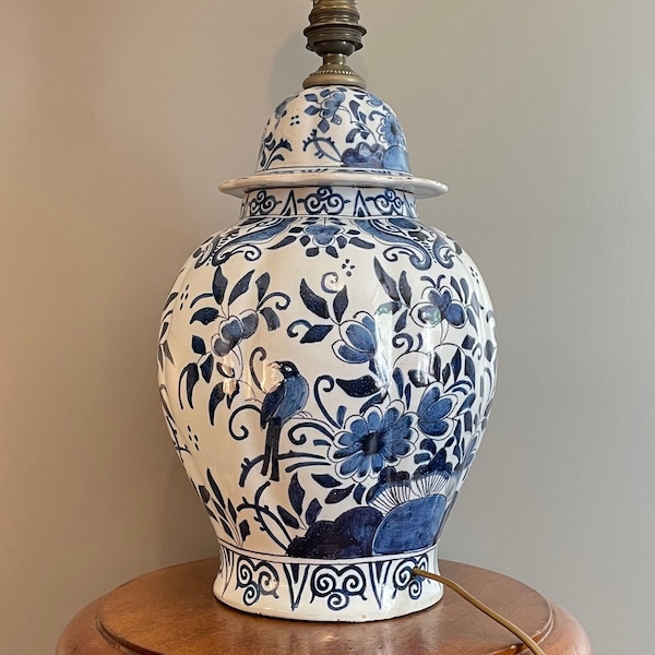 Ancien et rare pot couvert bleu, blanc monté en lampe en faïence de Delft KnÖtter Johannes Bouteille de Porcelaine XVII ième siècle signé JK