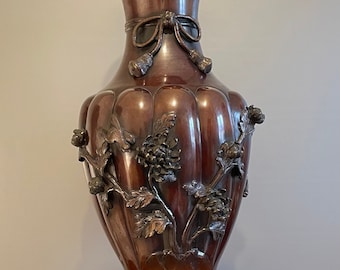 Antique and rare Japanese bronze vase with brown patina decorated with birds and flowers, Meiji period, 40 cm